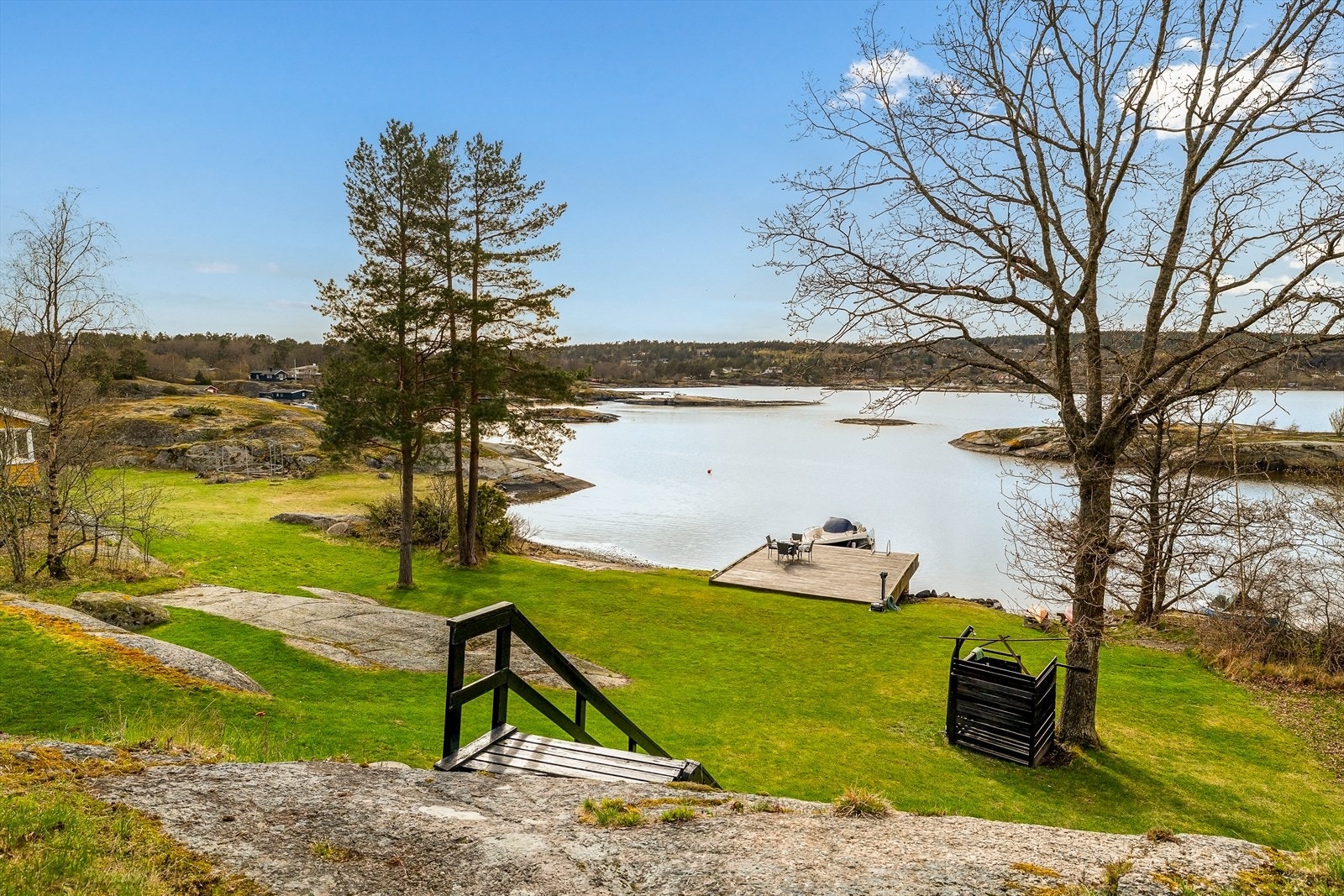 En tretrapp i terrenget leder trygt ned fra hytta til hagen og bryggeområdet. Galleribilde