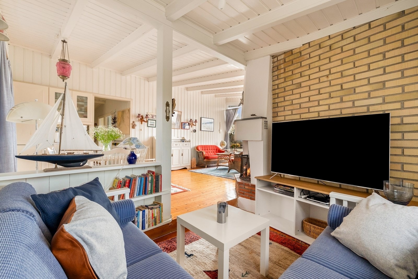 Stuen er inndelt i flere soner, med en egen krok for TV og avslapning. Galleribilde