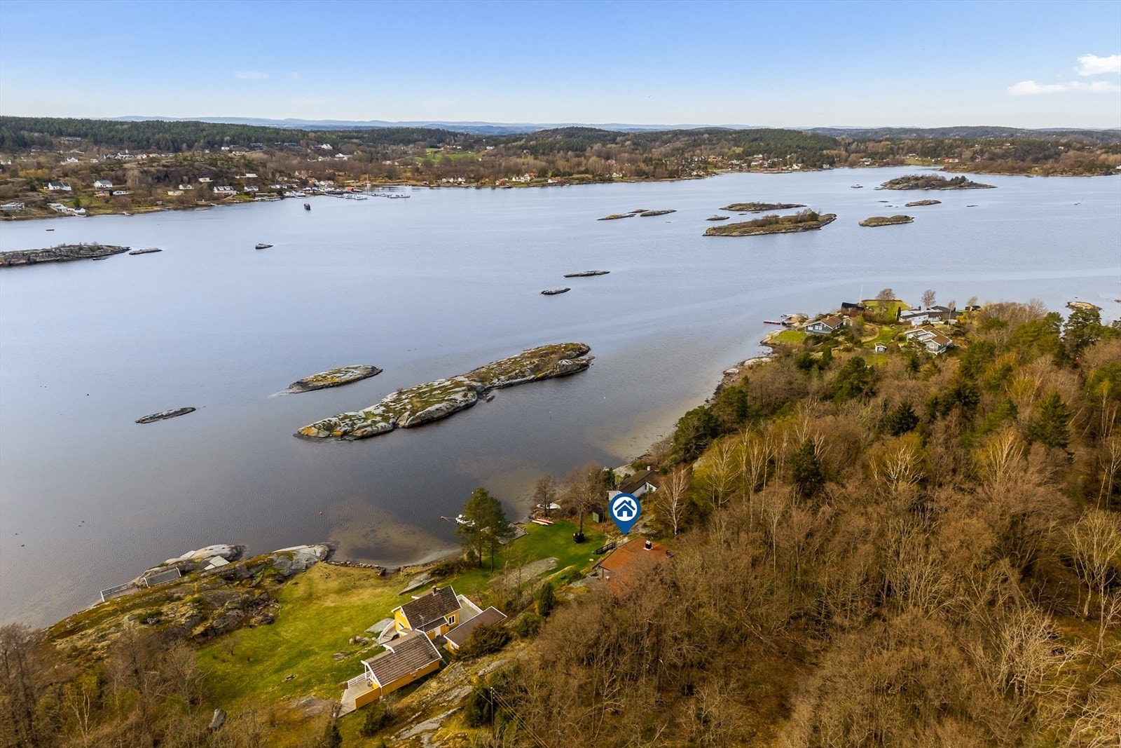 Populære badeplasser som Ormlet og Svelvikstranda ligger en kort kjøretur fra eiendommen. Galleribilde