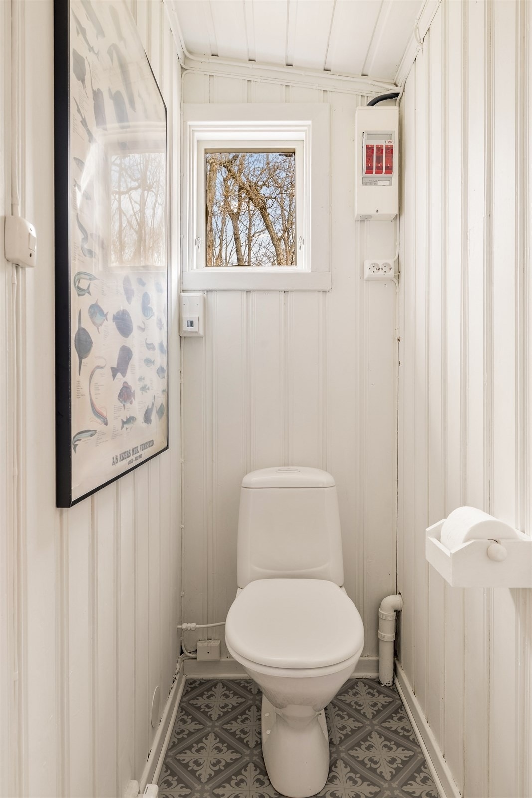 Separat toalettrom med gulvstående toalett. Galleribilde