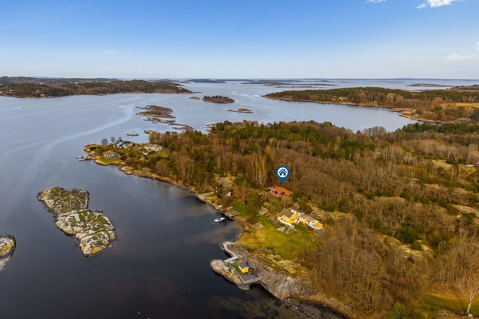 Selv om beliggenheten er skjermet, er det kort vei til fasiliteter. Tjøme sentrum er kun fem minutters kjøring unna. Galleribilde