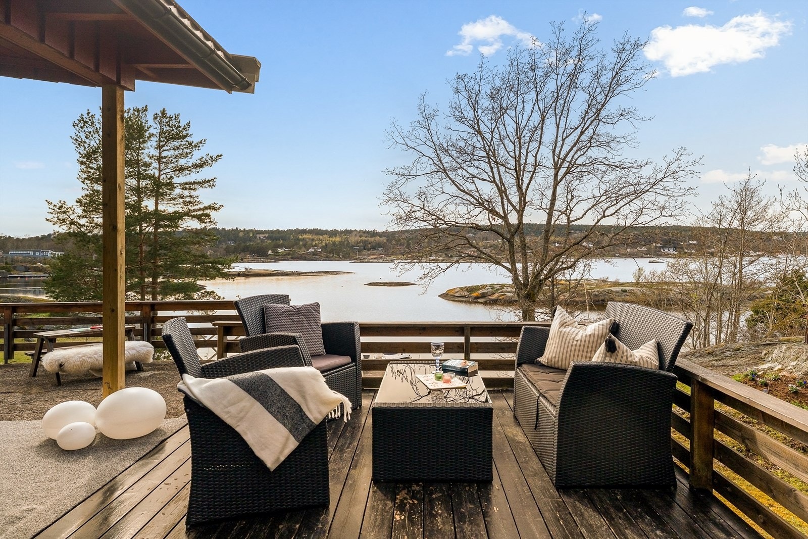 Uteplassen består av en terrasse og en støpt platting, som til sammen gir et stort og anvendelig uteareal. Galleribilde