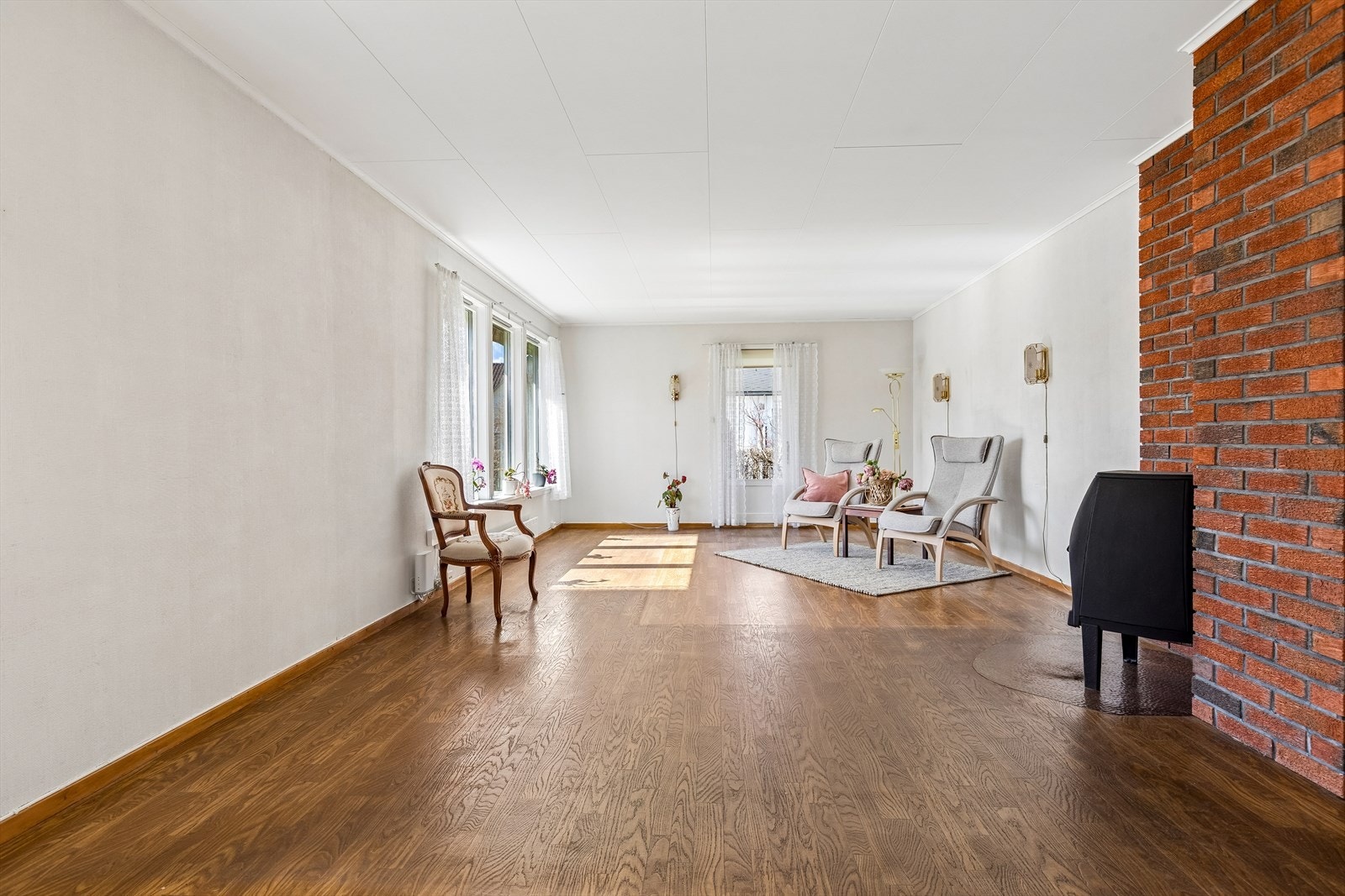 Gode møbleringsmuligheter i den romslige stuen. Galleribilde