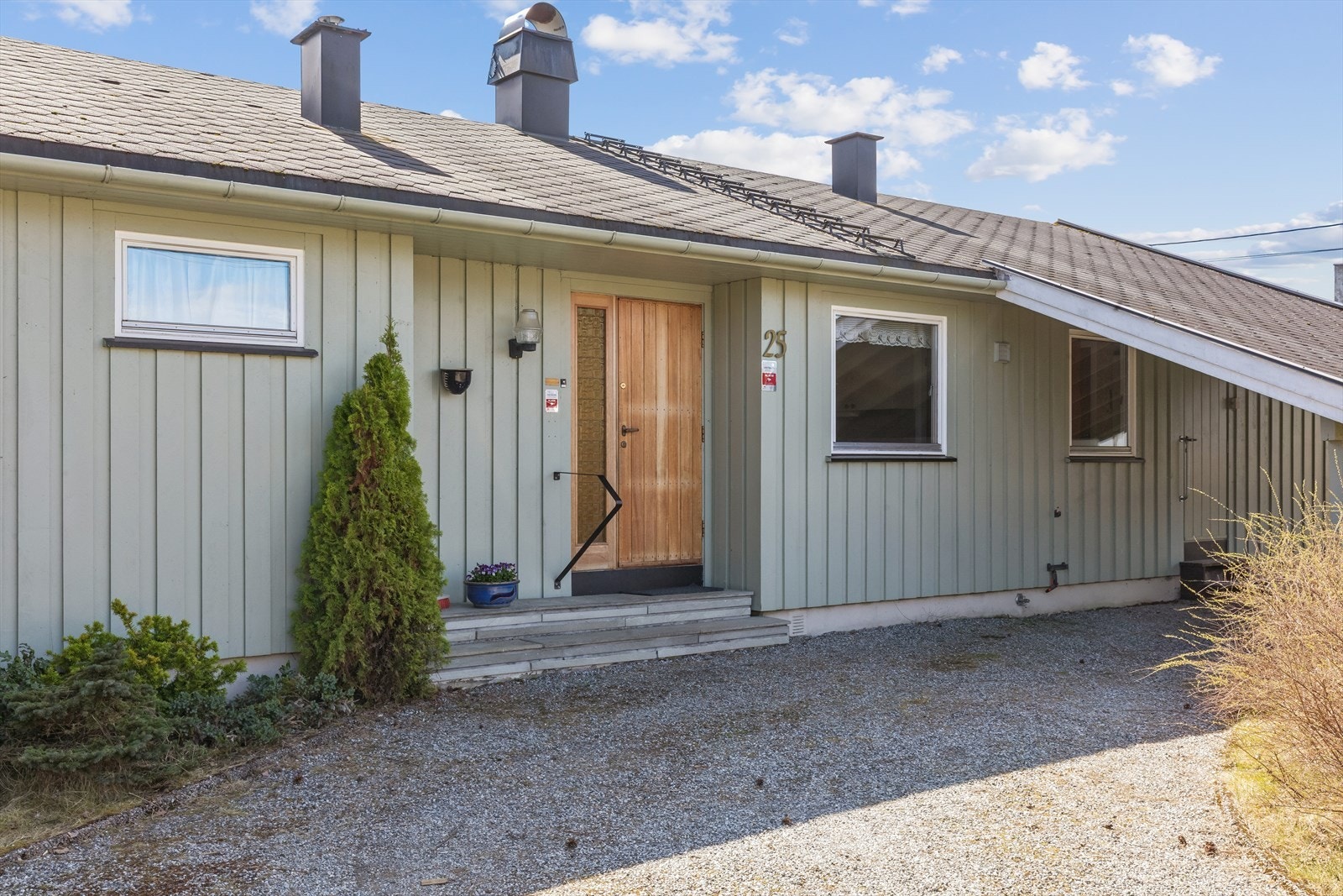 Velkommen til Konglevegen 25. Carport ved inngangspartiet. Galleribilde