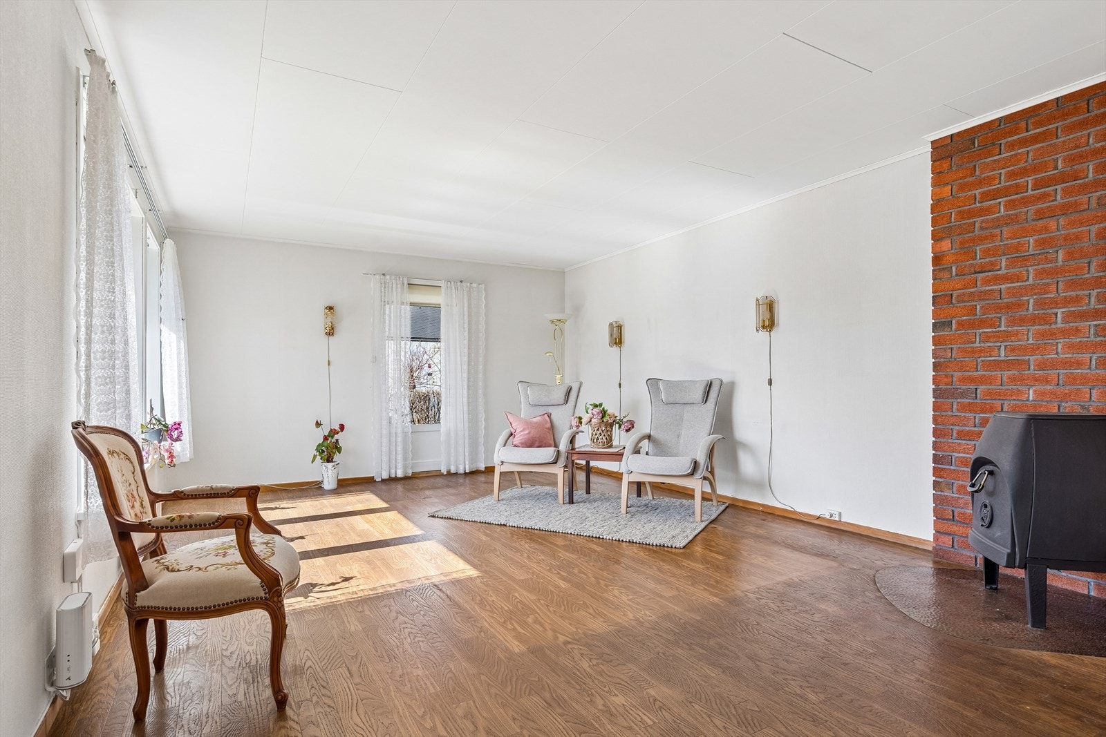 Stuen er romslig og har plass til flere sittegrupper. Vedovnen gir en lun og god varme. Galleribilde