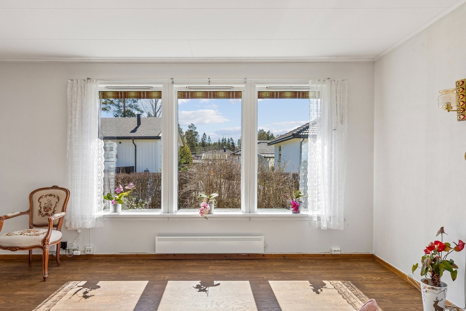 De brede vindusflatene gir godt med naturlig lys inn til rommet. Galleribilde
