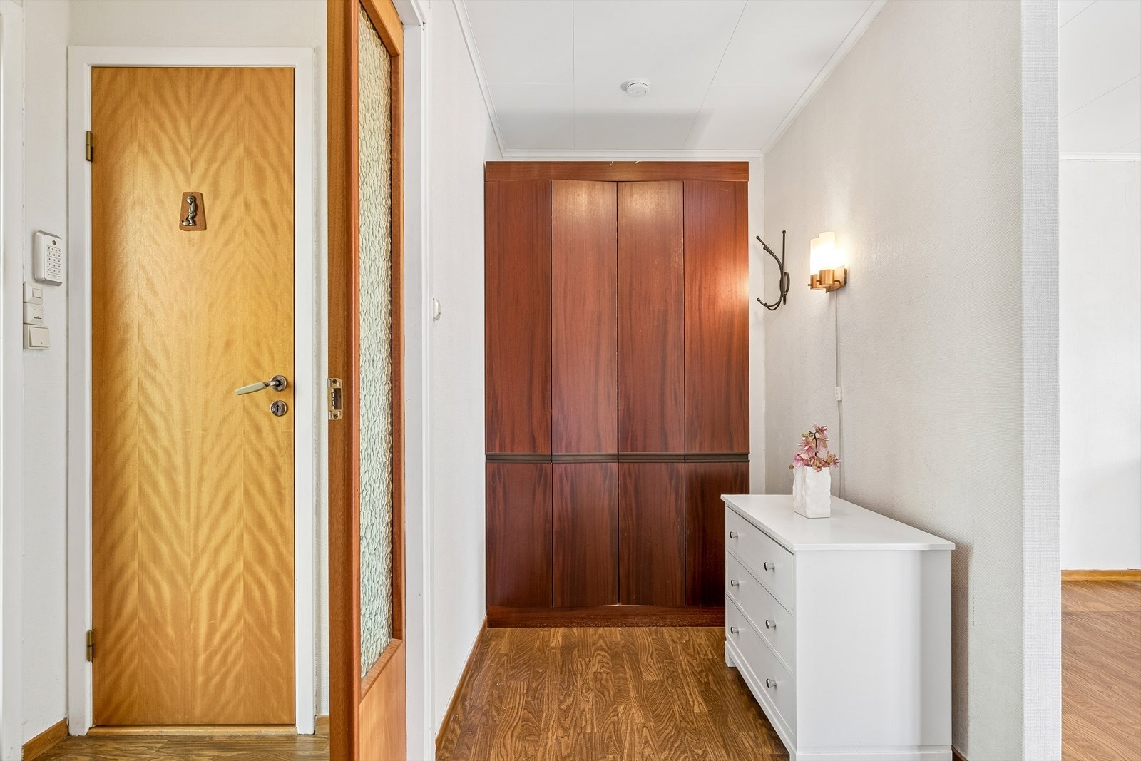 Velkommen inn! Entréen leder videre inn i boligen. Praktisk med separat toalettrom her i gangen Galleribilde