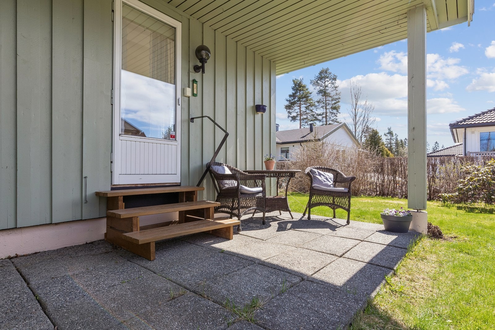 Den overbygde markterrassen gir en lun uteplass med direkte tilknytning til hagen. Galleribilde