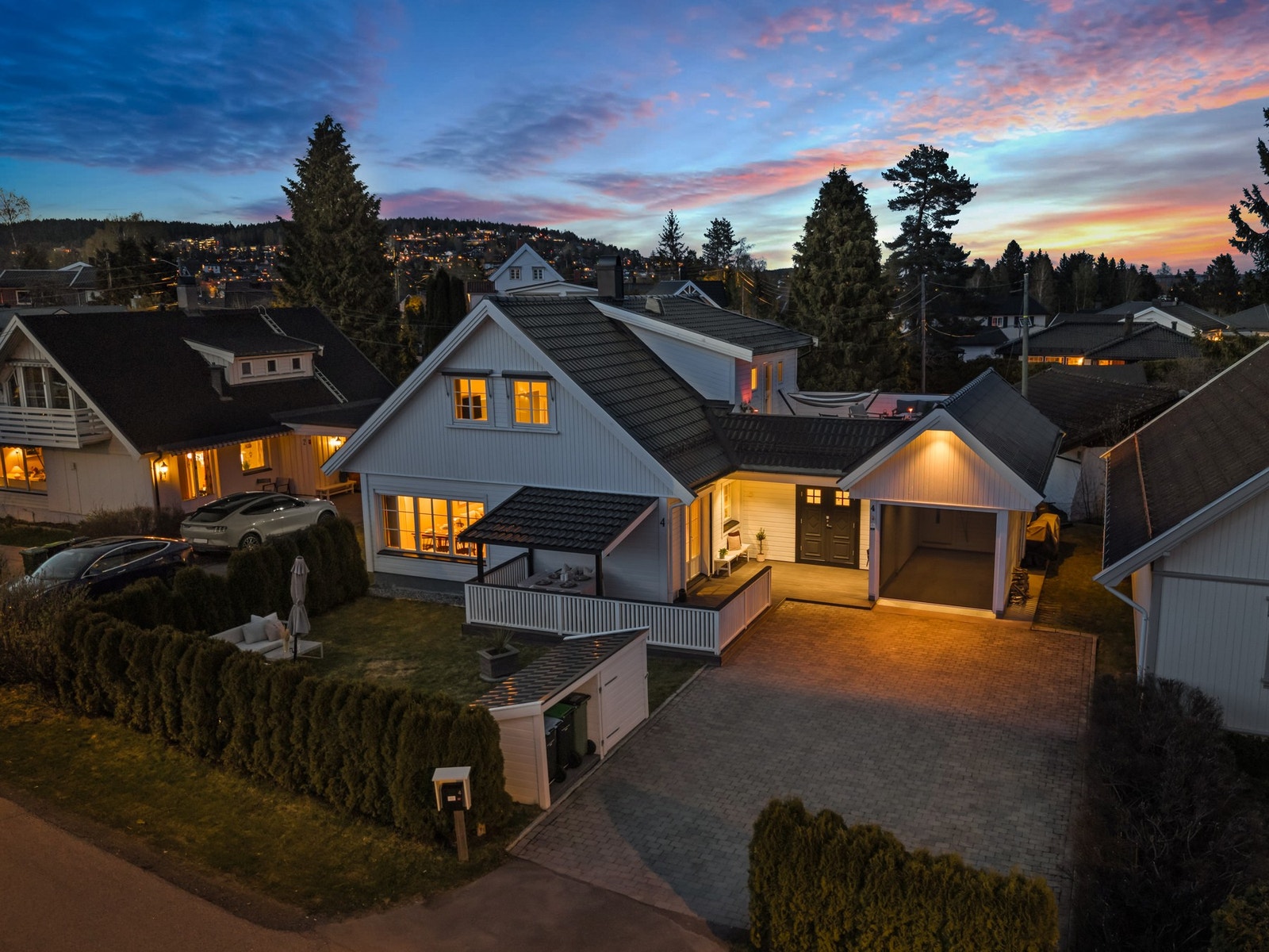 En rålekker bolig med flotte uteområder. Galleribilde