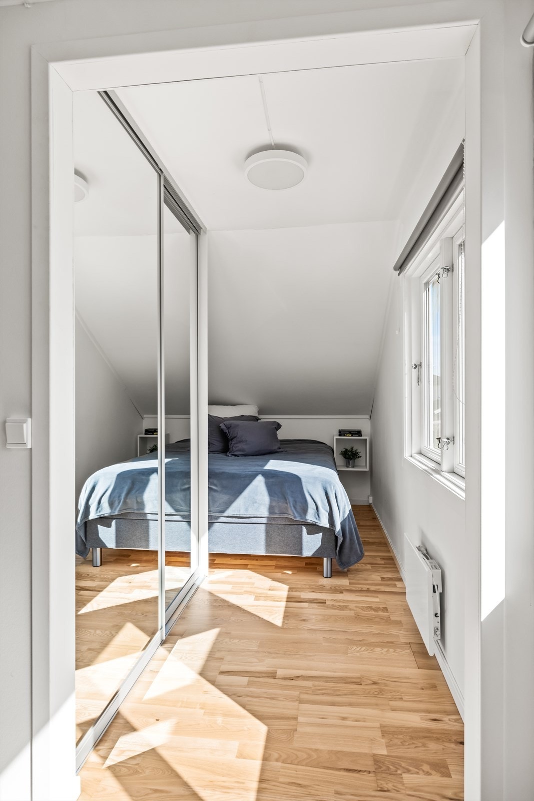 Boligens tredje soverom med skyvedørsgarderobe. Galleribilde