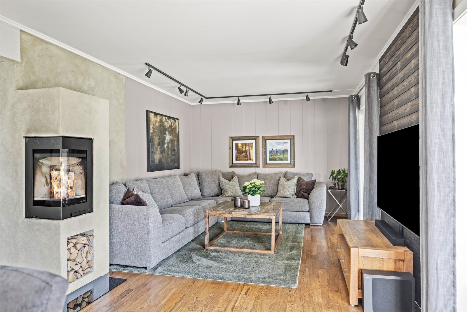 Peisovnen er et sentralt element i stuen og gir både varme og en hyggelig atmosfære. Galleribilde