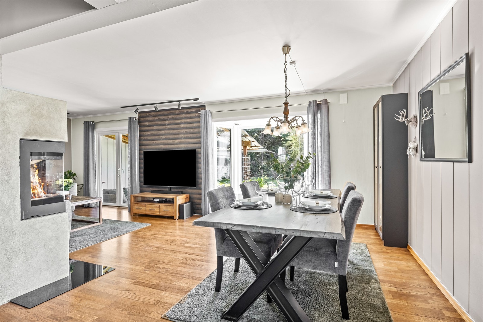 Spisestuen har god plass til å samle familie og venner til hyggelige måltider. Galleribilde