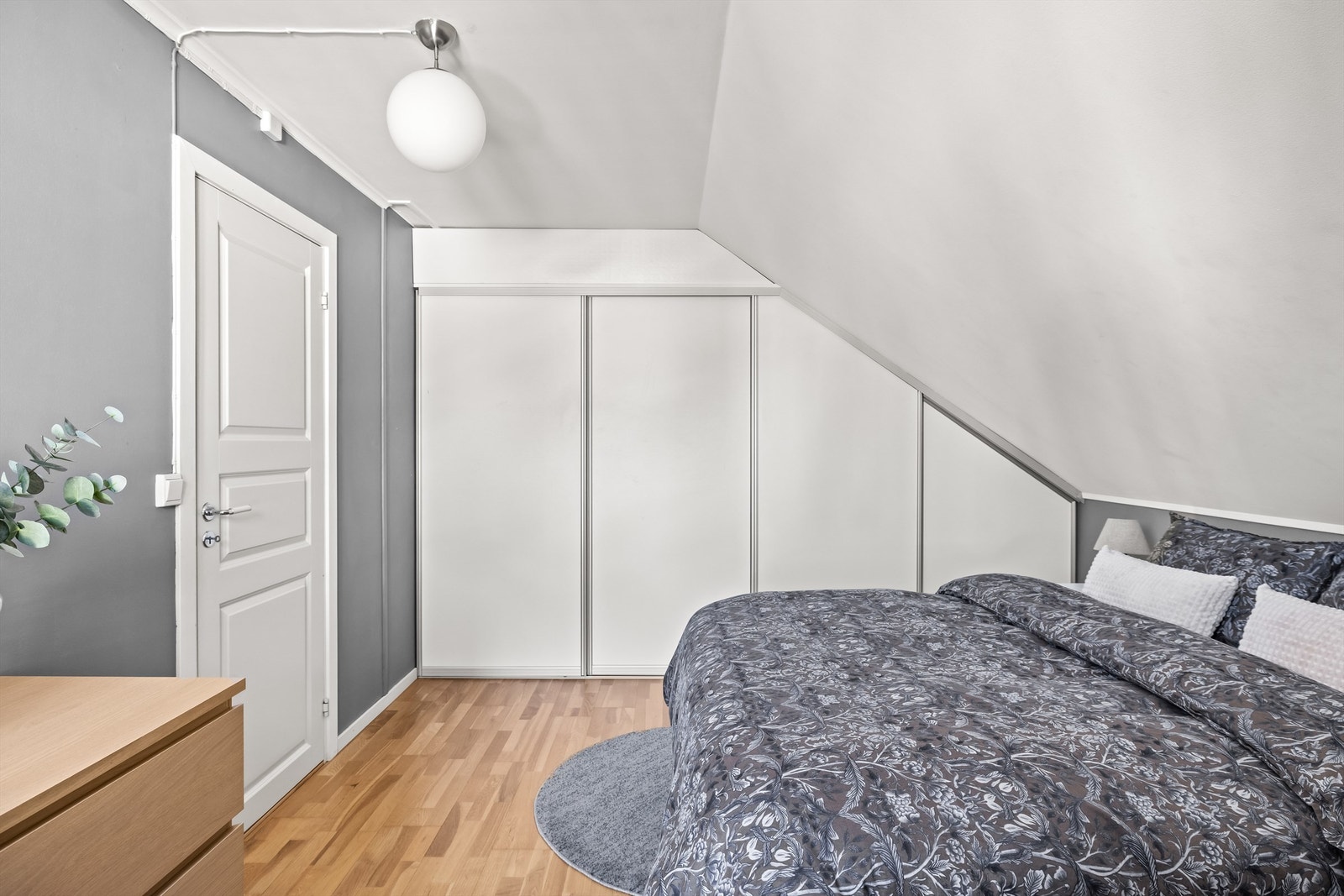 En plassbygget skyvedørsgarderobe gir rikelig med oppbevaringsplass. Galleribilde