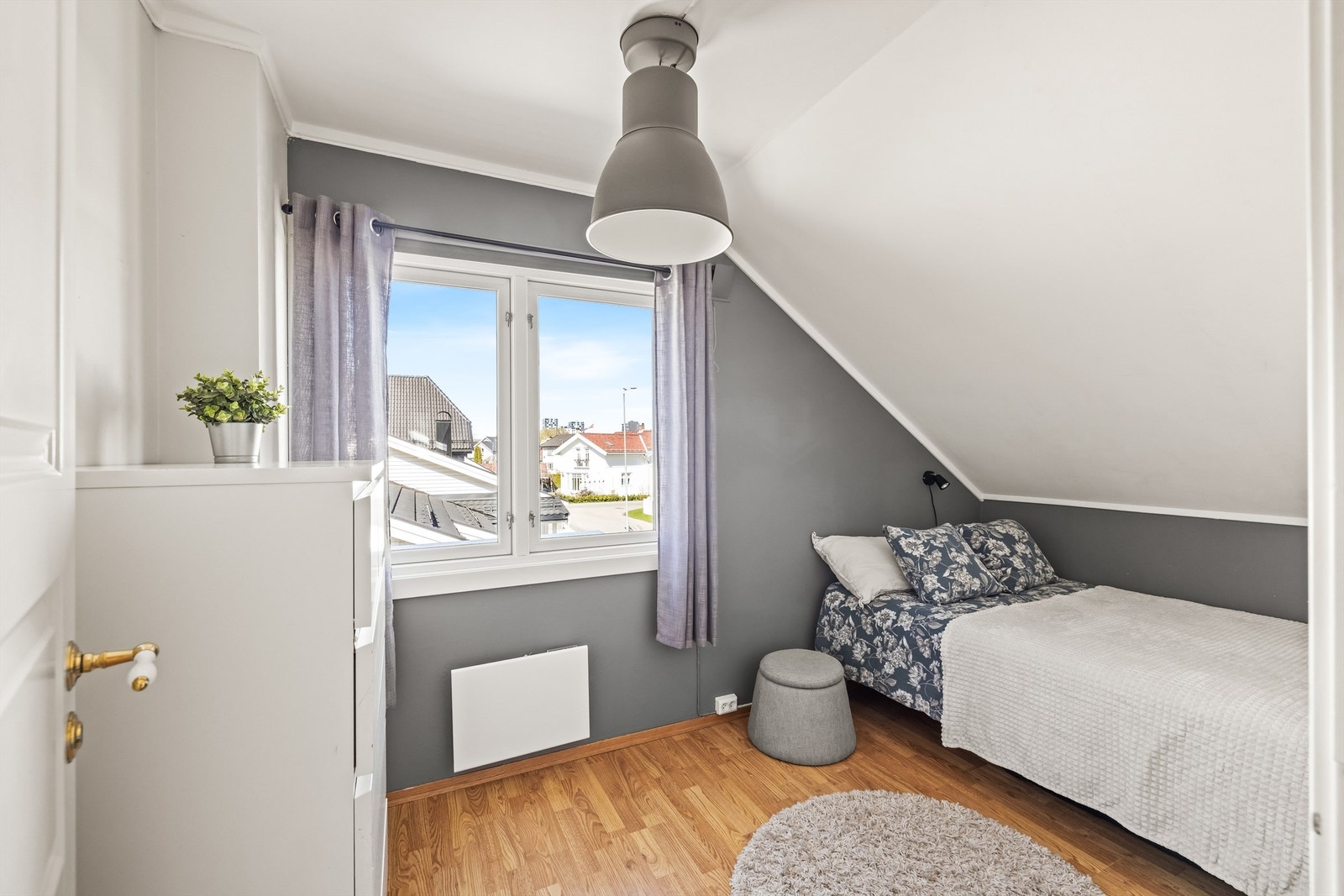 Et lyst og koselig soverom, ideelt som barnerom eller gjesterom. Galleribilde