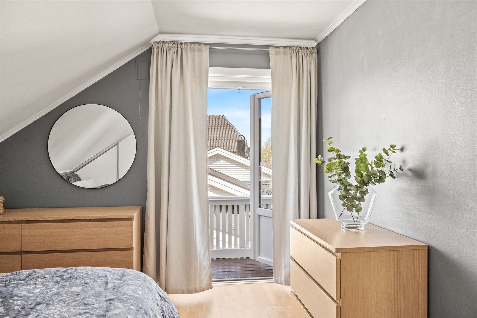 Fra hovedsoverommet er det utgang til en egen, vestvendt balkong. Galleribilde