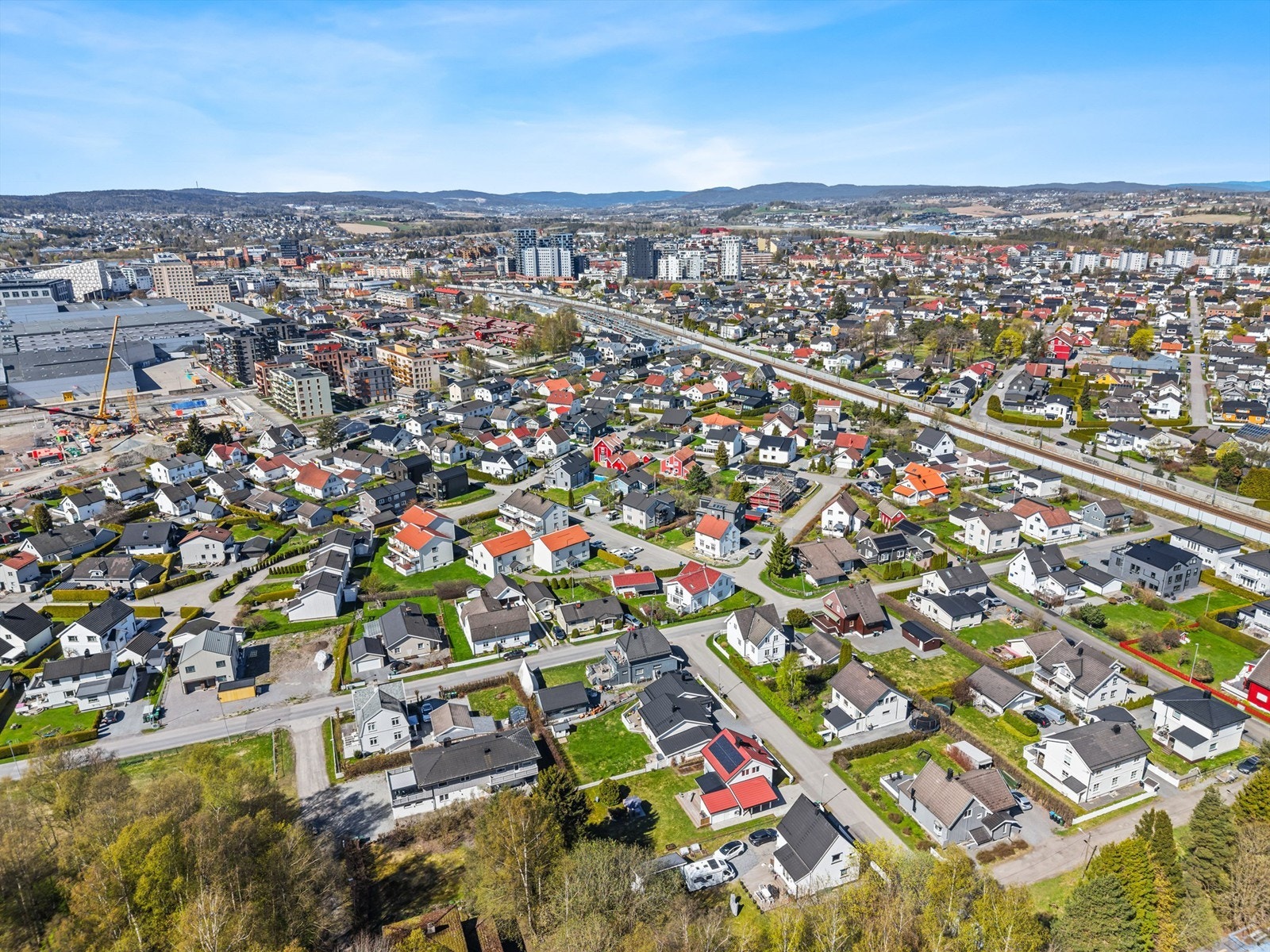 Fra Lillestrøm stasjon, en kort spasertur unna, tar toget deg til Oslo S på kun 12 minutter. Galleribilde