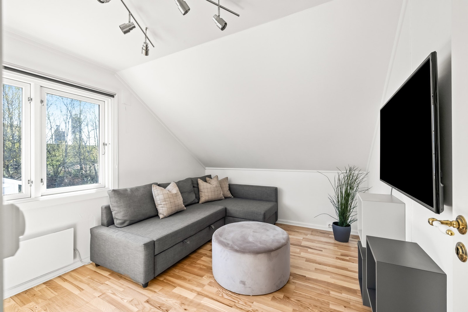 Loftstuen gir ekstra spillerom for familien - perfekt som TV-stue eller lekerom. Galleribilde