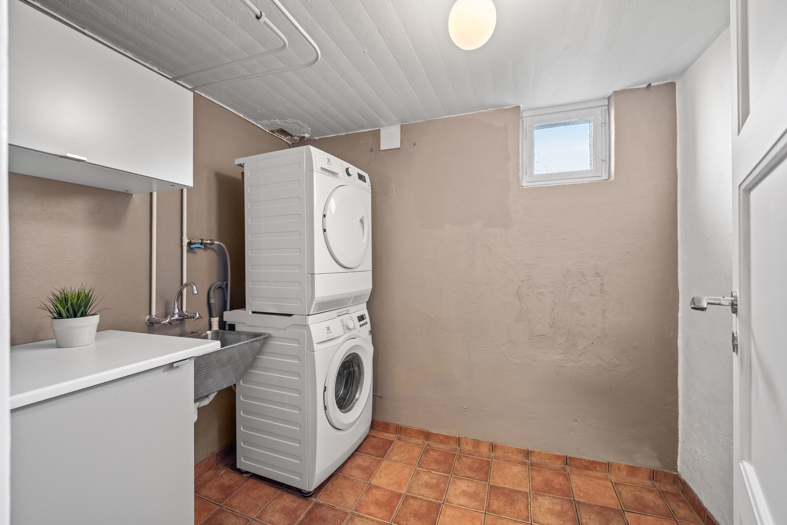 Separat vaskerom med vannbåren varme, utslagsvask og opplegg for vaskemaskin og tørketrommel. Galleribilde