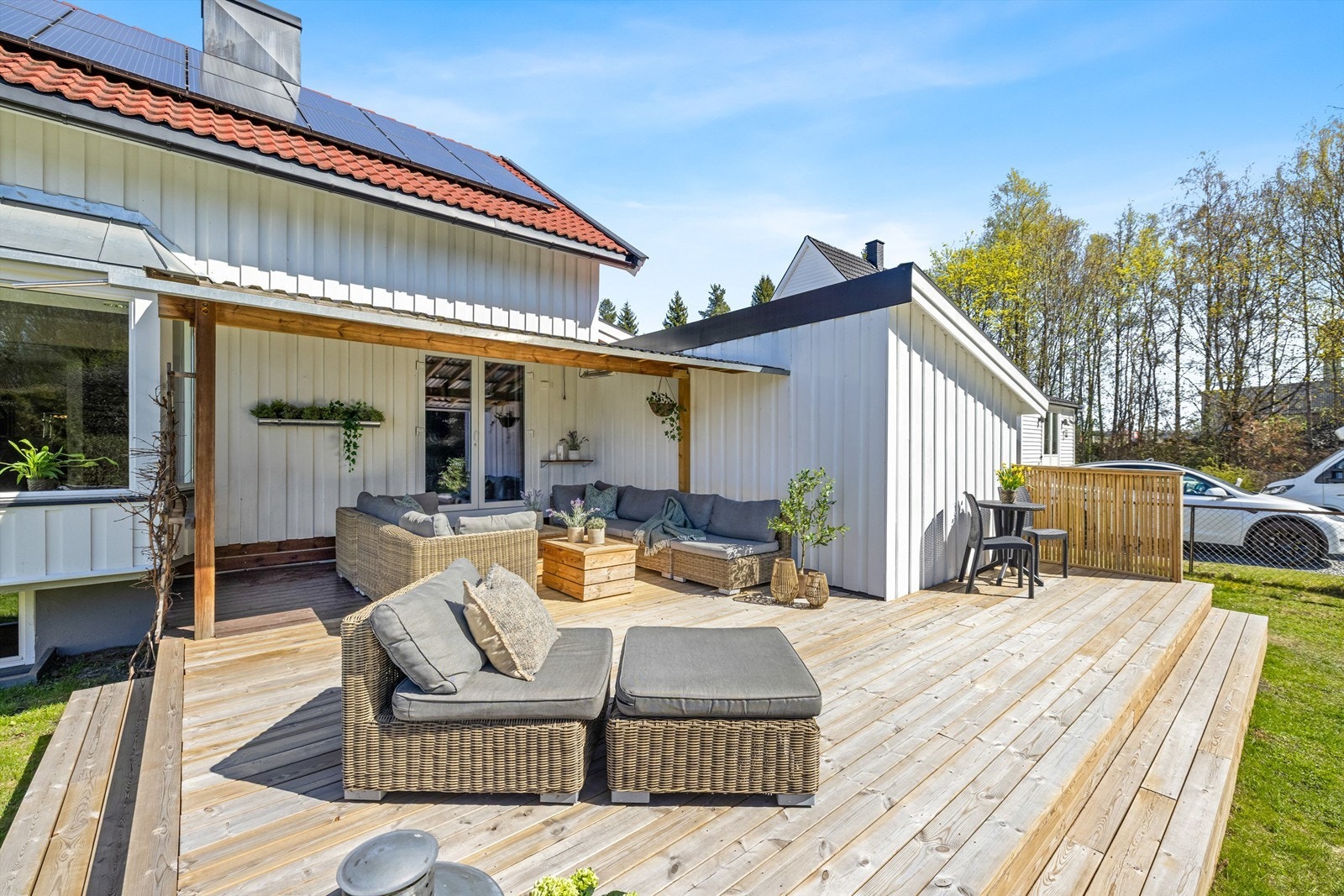 Den nye, store terrassen har god plass til flere sittegrupper og er en naturlig forlengelse av stuen. Galleribilde