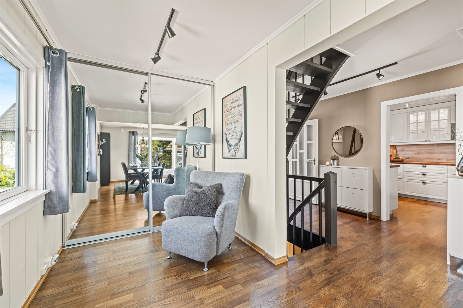 I stuen er det skyvedørsgarderobe i speil med stor oppbevarings bod bak. Galleribilde