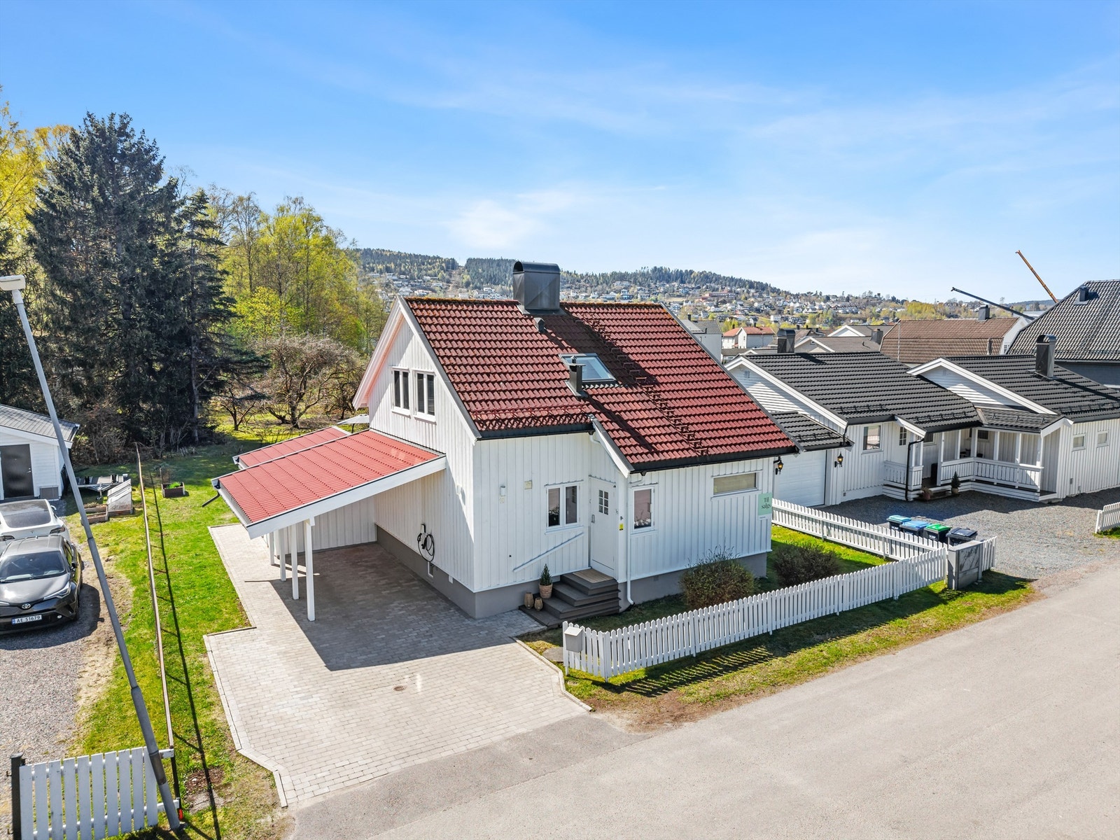 Her bor du i et etablert og familievennlig nabolag, med kort gangavstand til Vigernes barneskole og flotte turområder langs Nitelva. Galleribilde