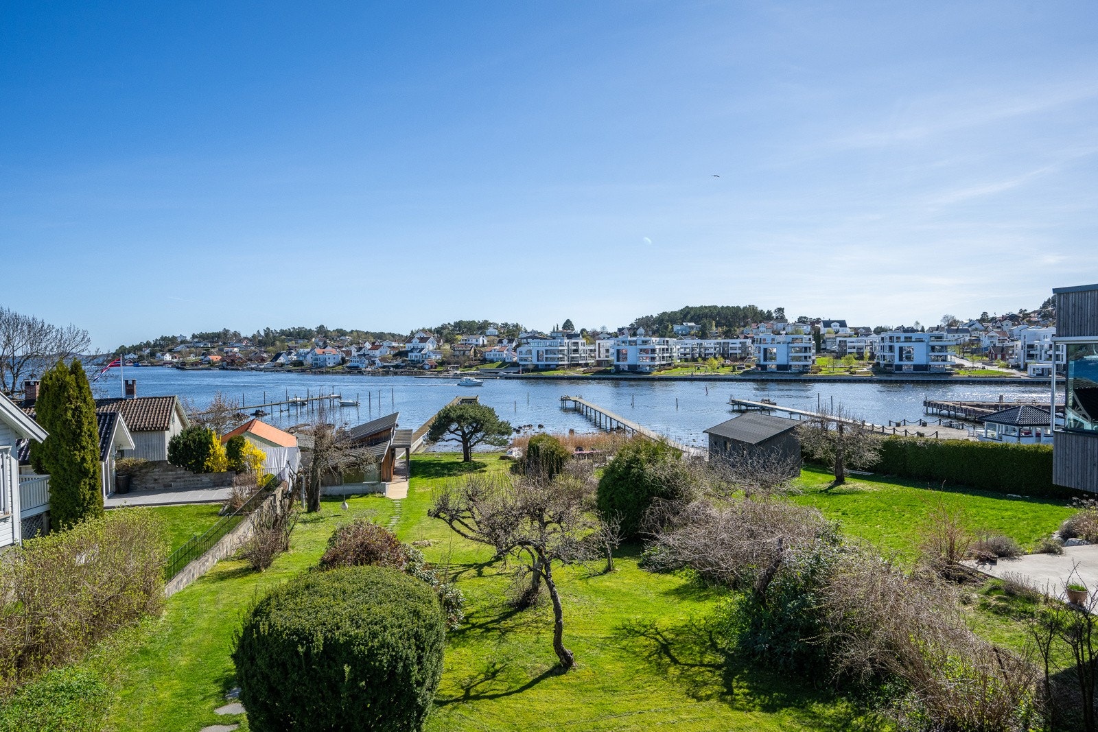 Idyllisk hagetomt Galleribilde