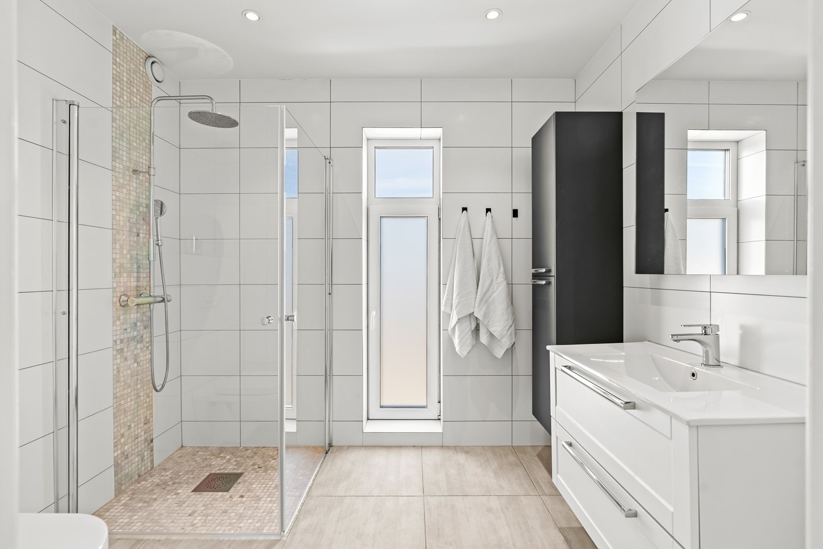 Det andre badet er holdt i samme stil som badet i første etasje, men her er det en kombinasjon med marmor i dusjsonen. Galleribilde