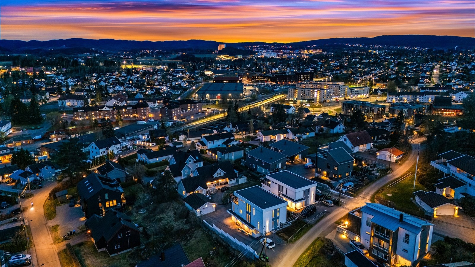 Boligen ligger høyt plassert i terrenget i en rolig gate - med fantastisk utsikt og nydelige solforhold. Gangavstand til tog, barneskole etc. Galleribilde