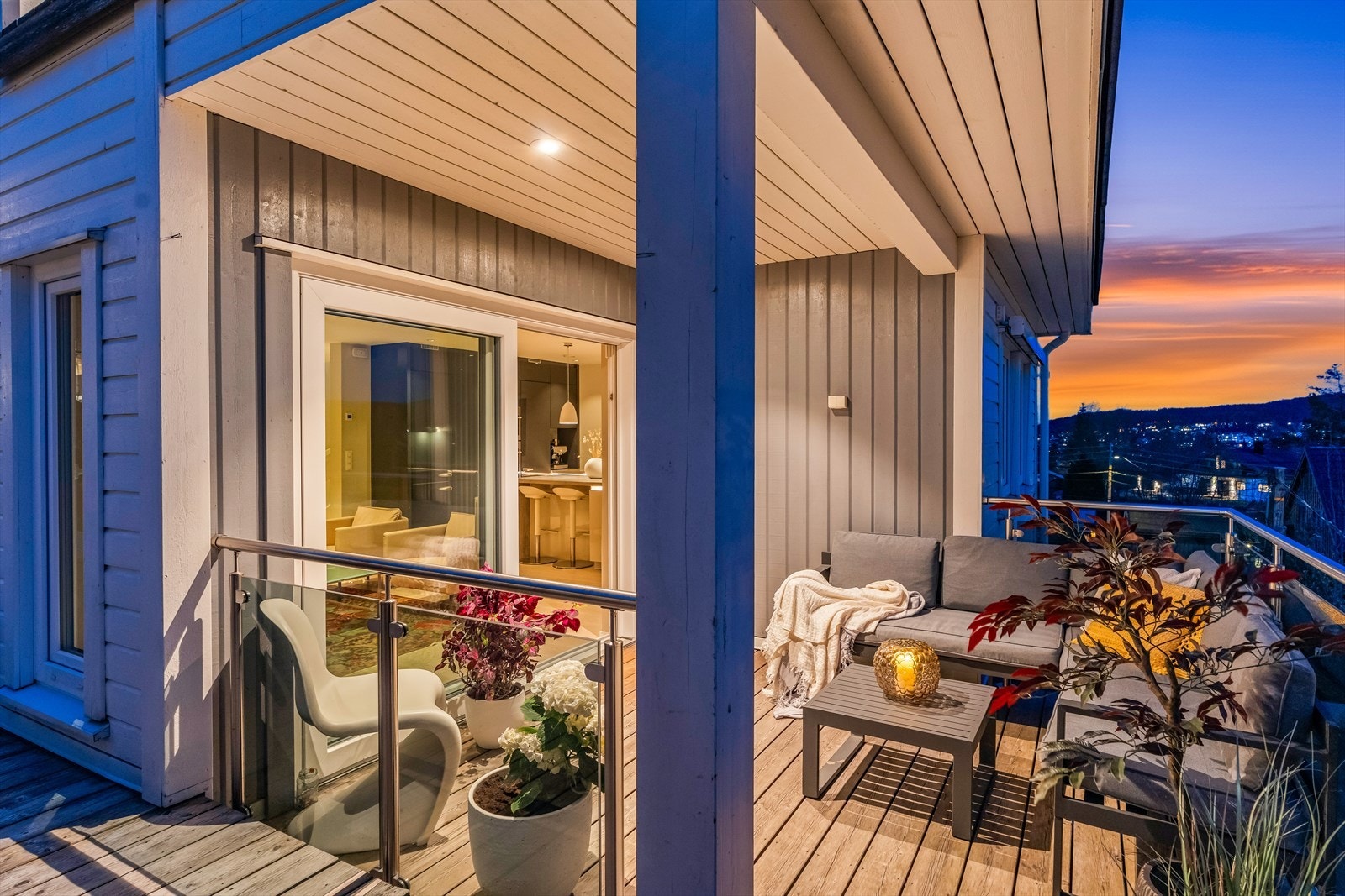 Overbygd terrasse utenfor stuen i første etasje. Galleribilde
