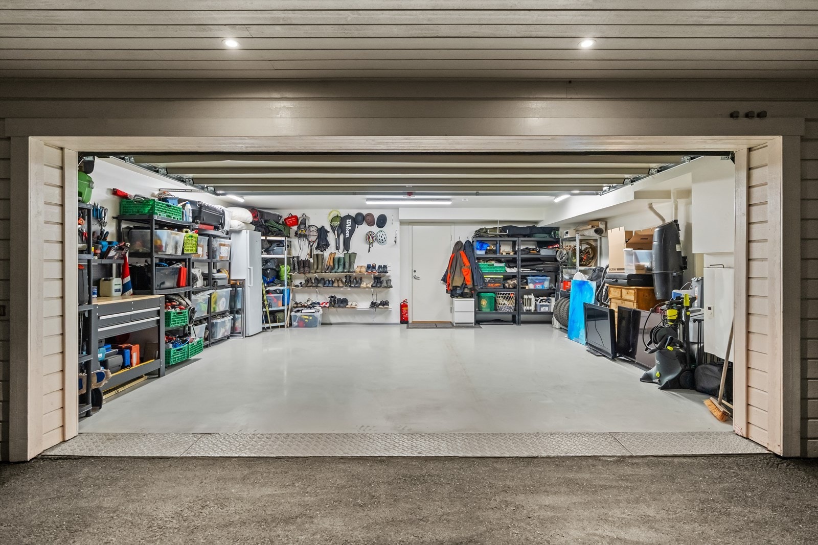 Bilene parkerer du i den integrerte dobbelgarasjen, med direkte adkomst inn i hall/entré. Galleribilde