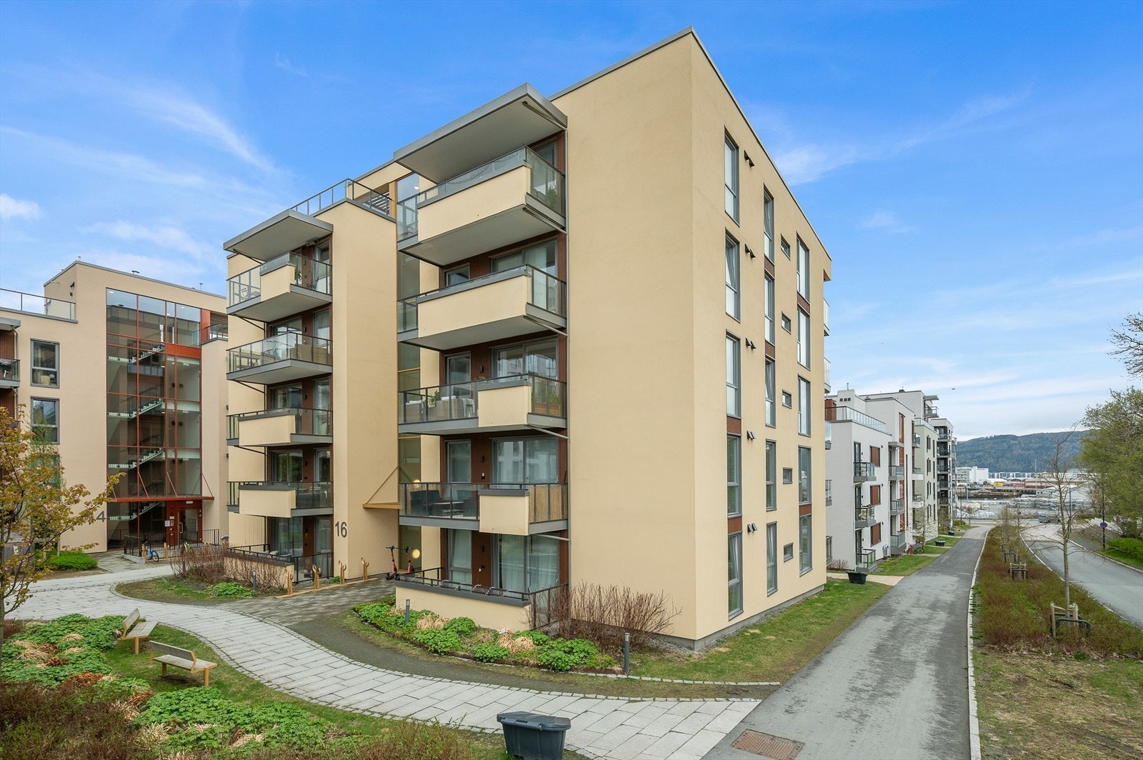 Bygget stod ferdig i 2022 og har fortsatt nybyggsgaranti. På taket er det en felles tak terrrasse som er perfekt for lange sommerdager. Galleribilde