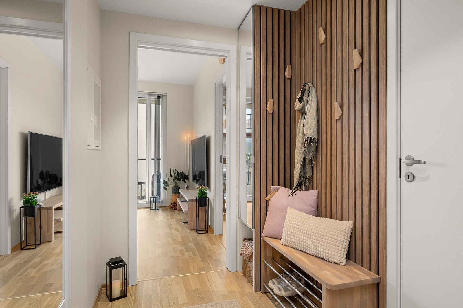 Innbydende entrè med god plass til oppbevaring av yttertøy og sko. Galleribilde