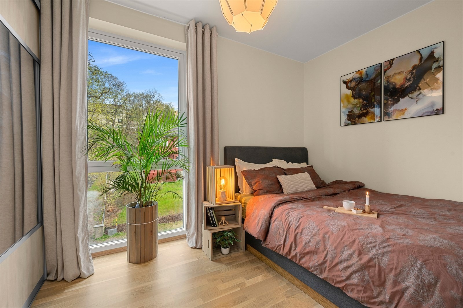 Boligens hovedsoverom er på hele 9m², her har du god plass til ønsket sengestørrelse og tilhørende nattbord. Galleribilde