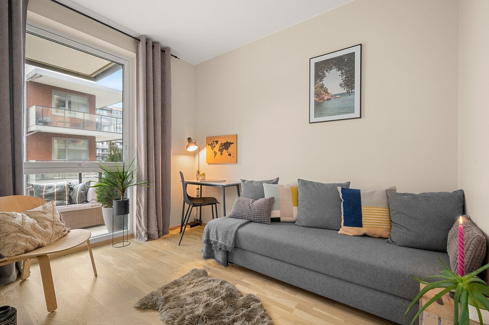 Boligens andre soverom måler 7m² og kan enkelt innredes som gjesterom eller kontor. Galleribilde