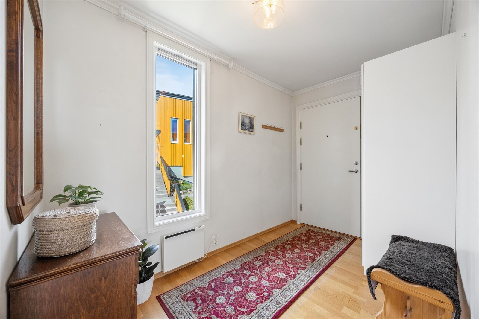 Entré med parkett på gulv og plass til oppbevaring av yttertøy. Galleribilde