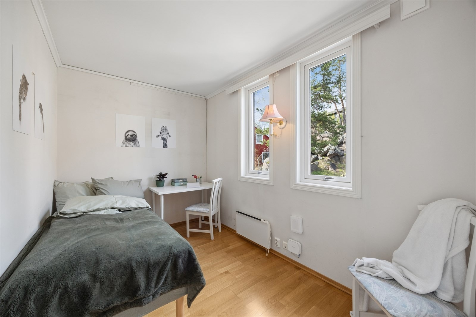 Leilighetens andre soverom passer godt som barnerom, gjesterom eller kontor. Galleribilde