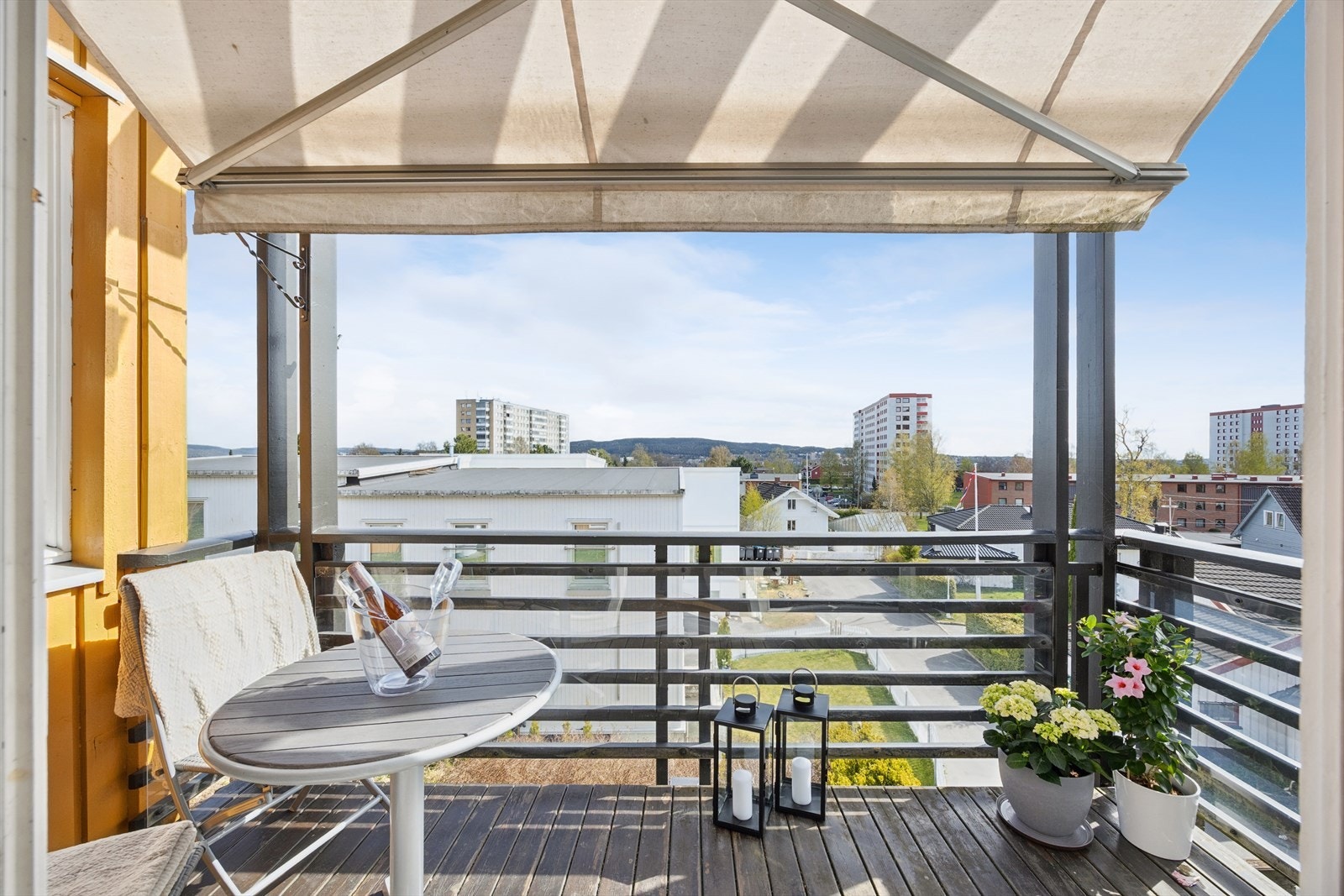 Balkongen har god plass til en sittegruppe og er et fint uterom i sommerhalvåret. Galleribilde
