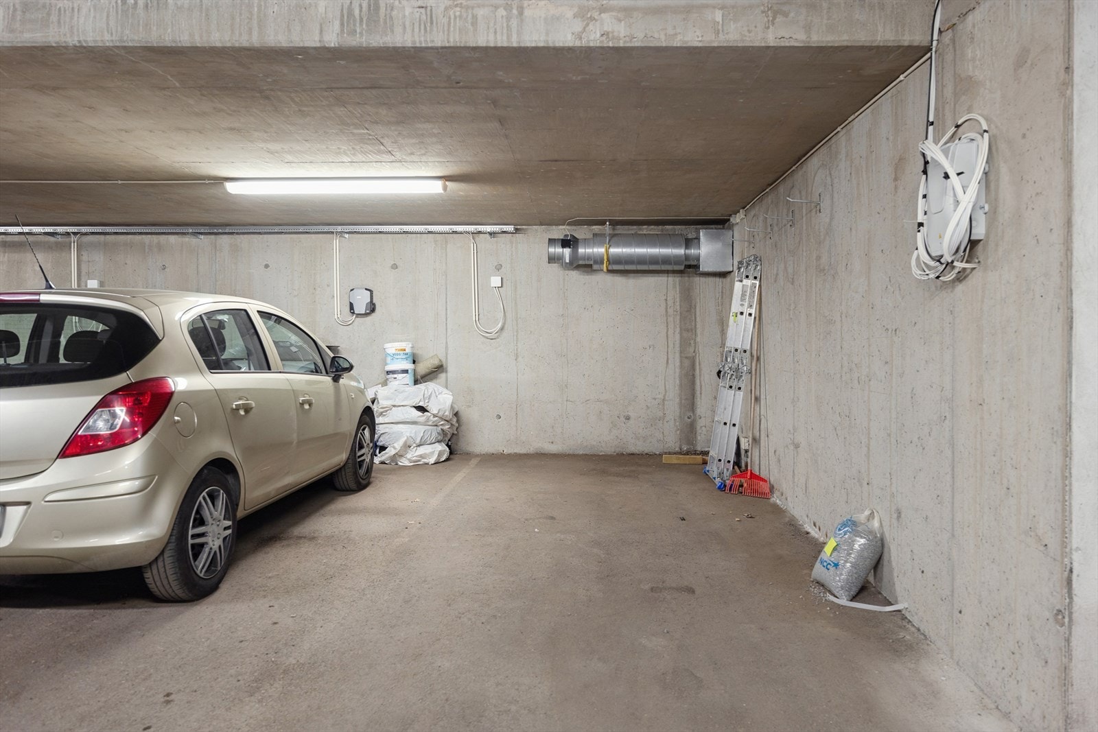 Leiligheten disponerer en egen parkeringsplass i felles, lukket garasjeanlegg. Infrastruktur klart for EL-billader. Galleribilde