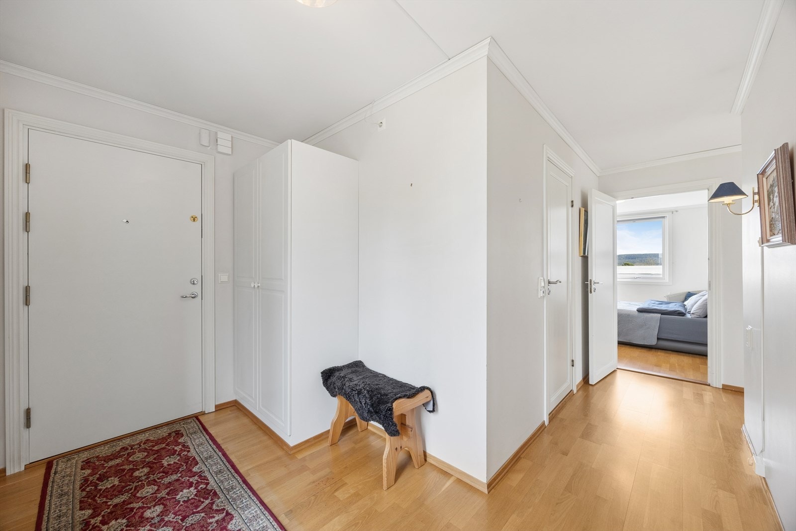Fra entréen er det adkomst til leilighetens øvrige rom, med gjennomgående parkettgulv. Galleribilde