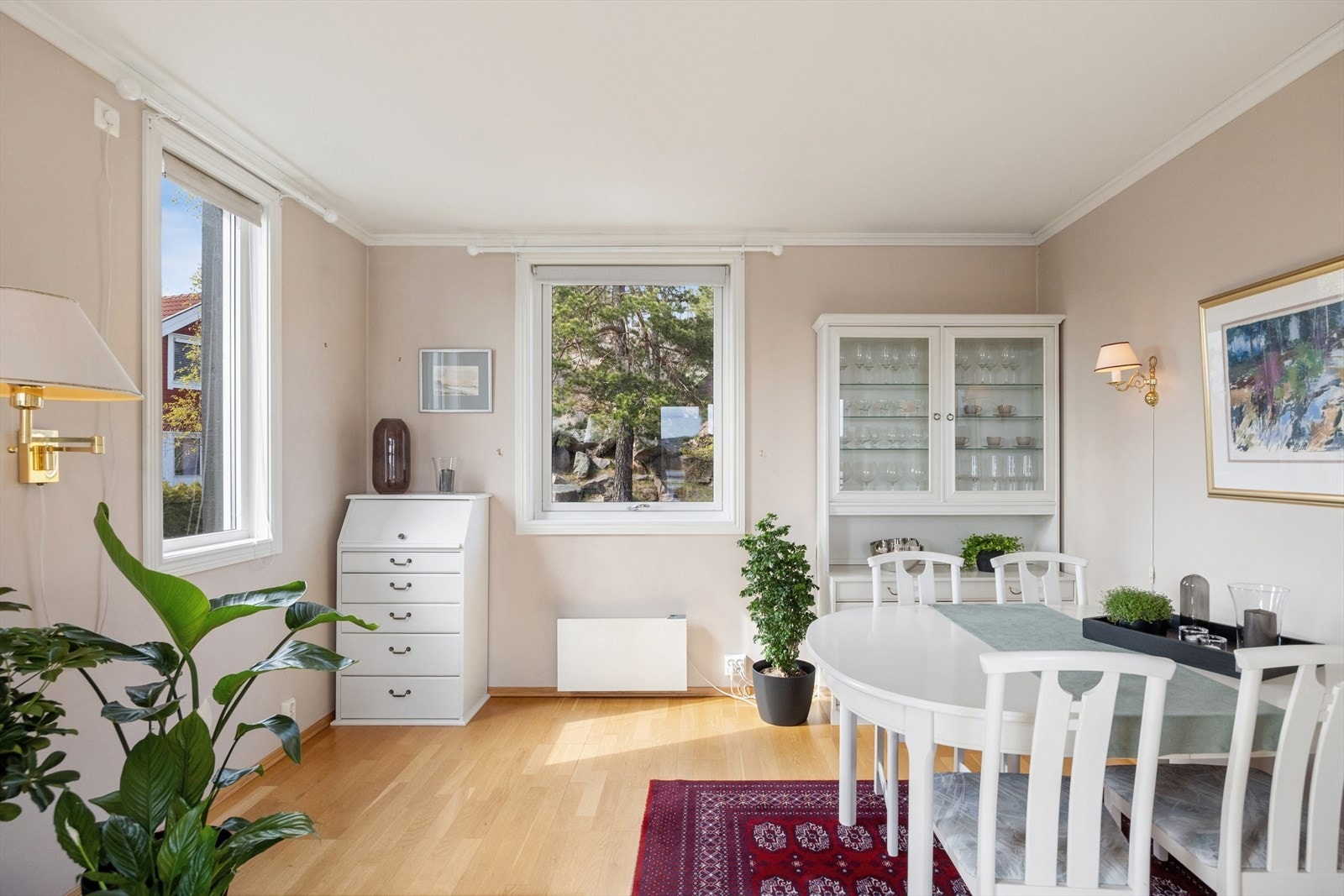 Planløsningen byr på lyse og sosiale oppholdsrom med gode møbleringsmuligheter. Legg merke til at det er mange vinduer som byr på godt med lysinnslipp. Galleribilde