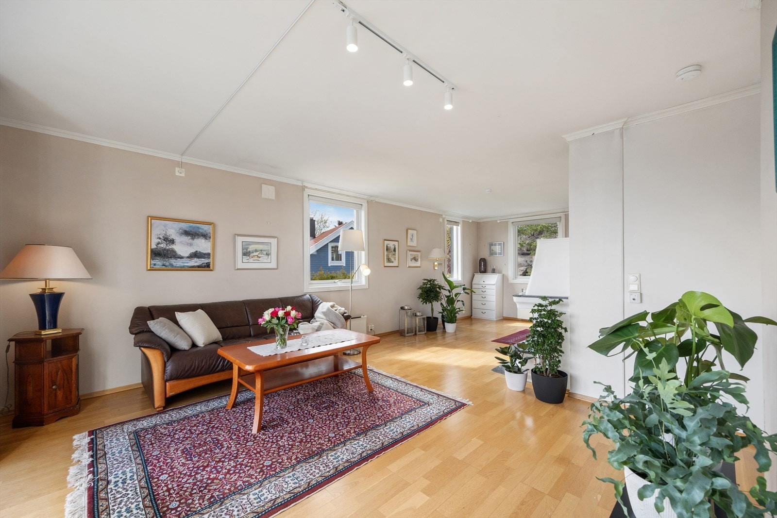 Stuen er romslig og møbleringsvennlig, med god plass til å dele inn i sosiale soner. Galleribilde