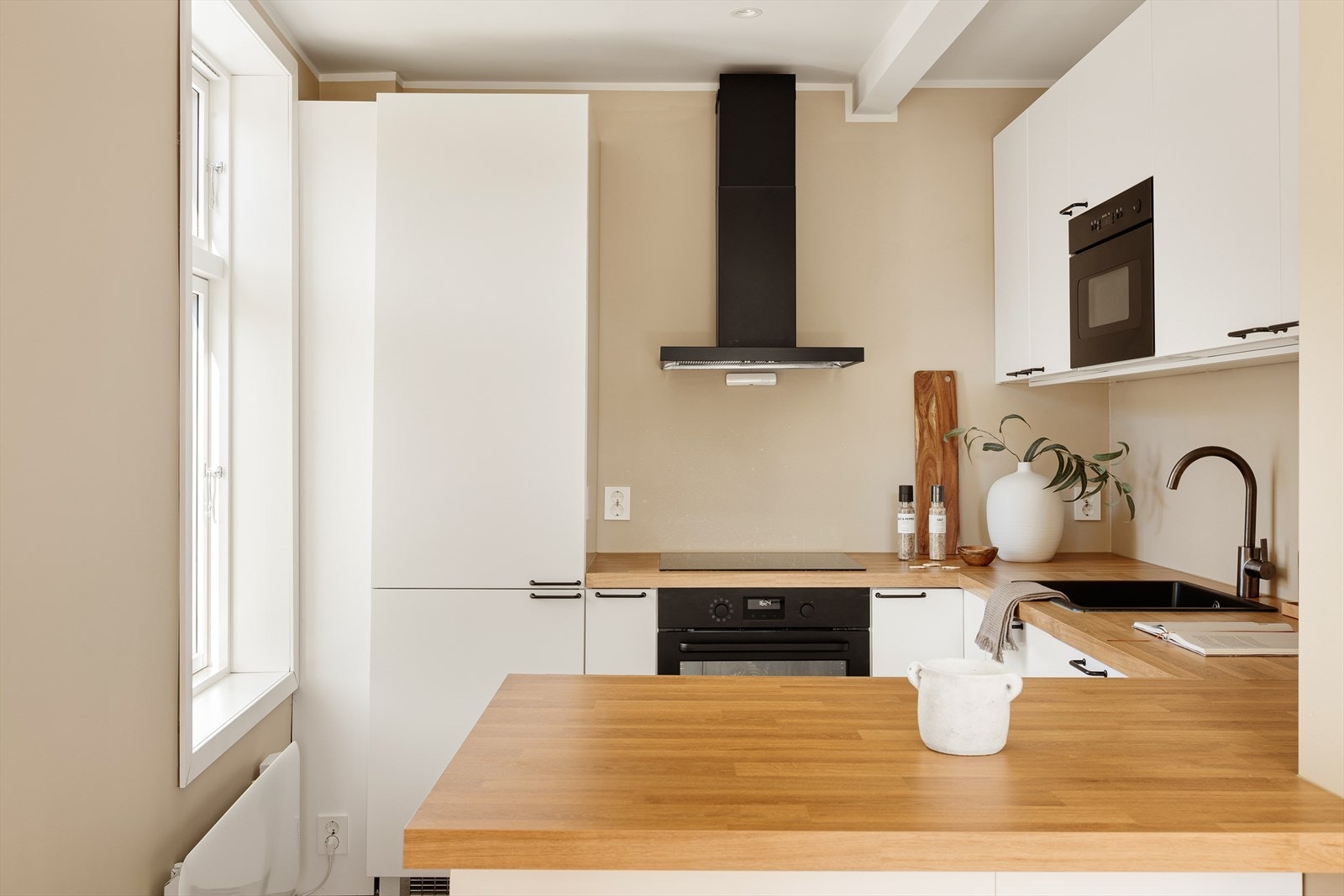 Kjøkken fra 2023 med benkeplate av laminat Galleribilde