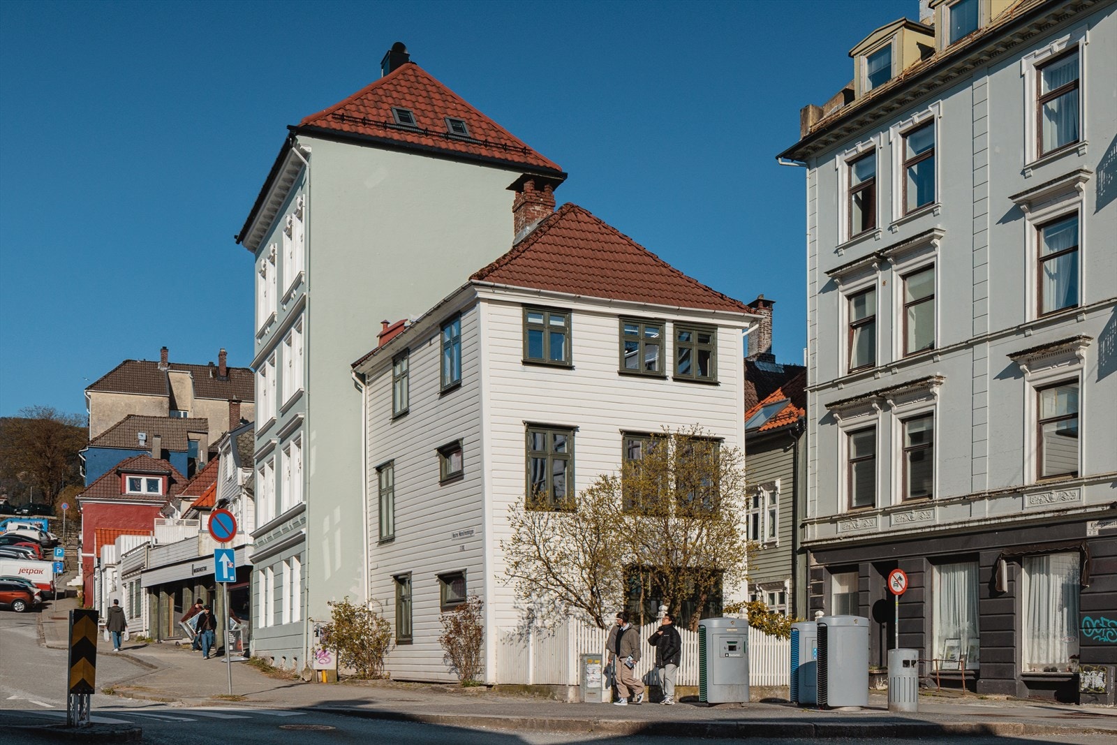 Dette er et siltrent Bergenshus over tre plan, med flere påkostede oppgraderinger i 2022/2023. Galleribilde