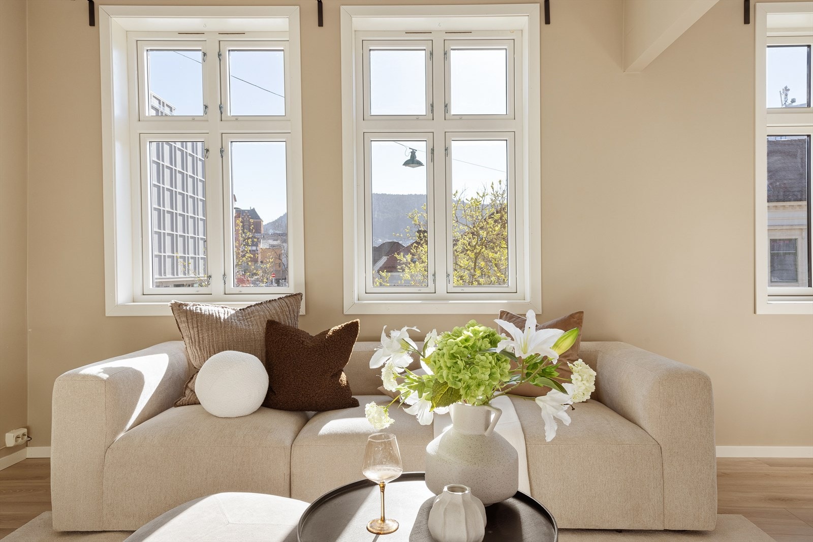 Store vindusflater gir et deilig lysinnslipp Galleribilde
