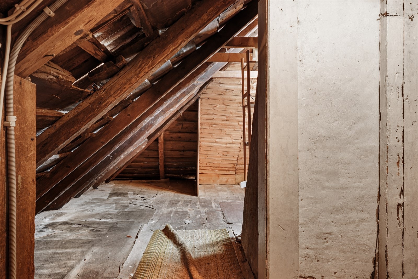 Uinnredet loft med god plass til oppbevaring Galleribilde