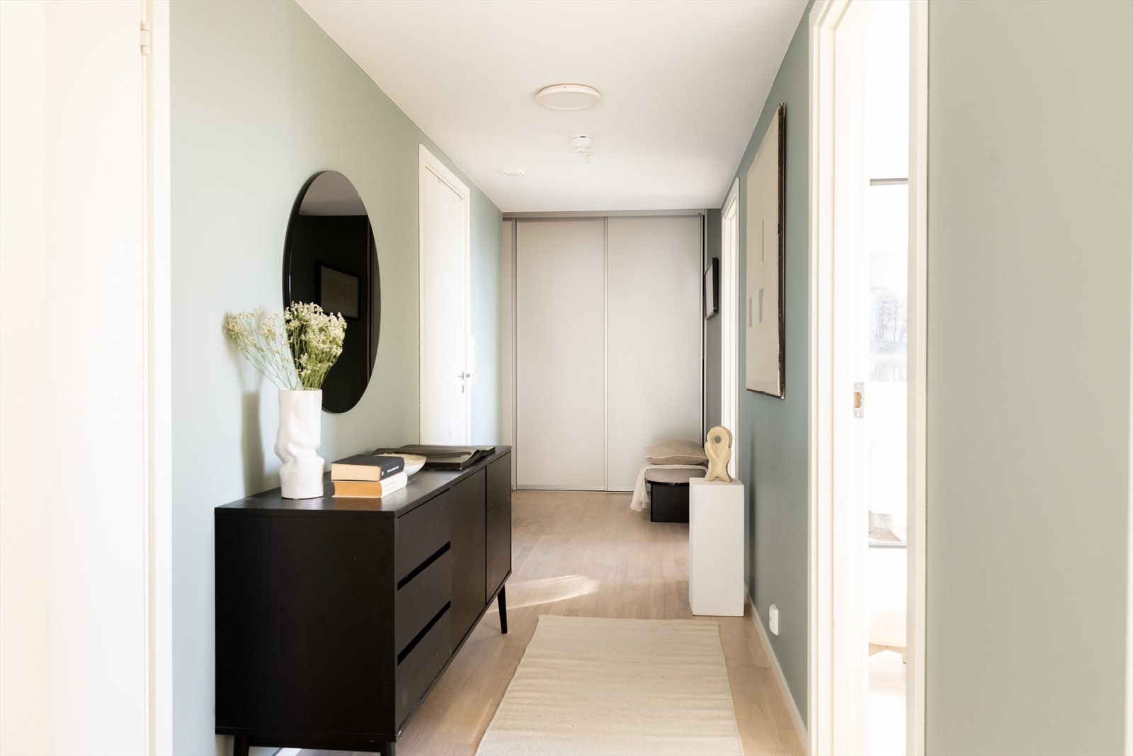 Lun og romslig soveromsgang med stor skyvedørsgarderobe som gir rikelig med oppbevaringsplass. Galleribilde