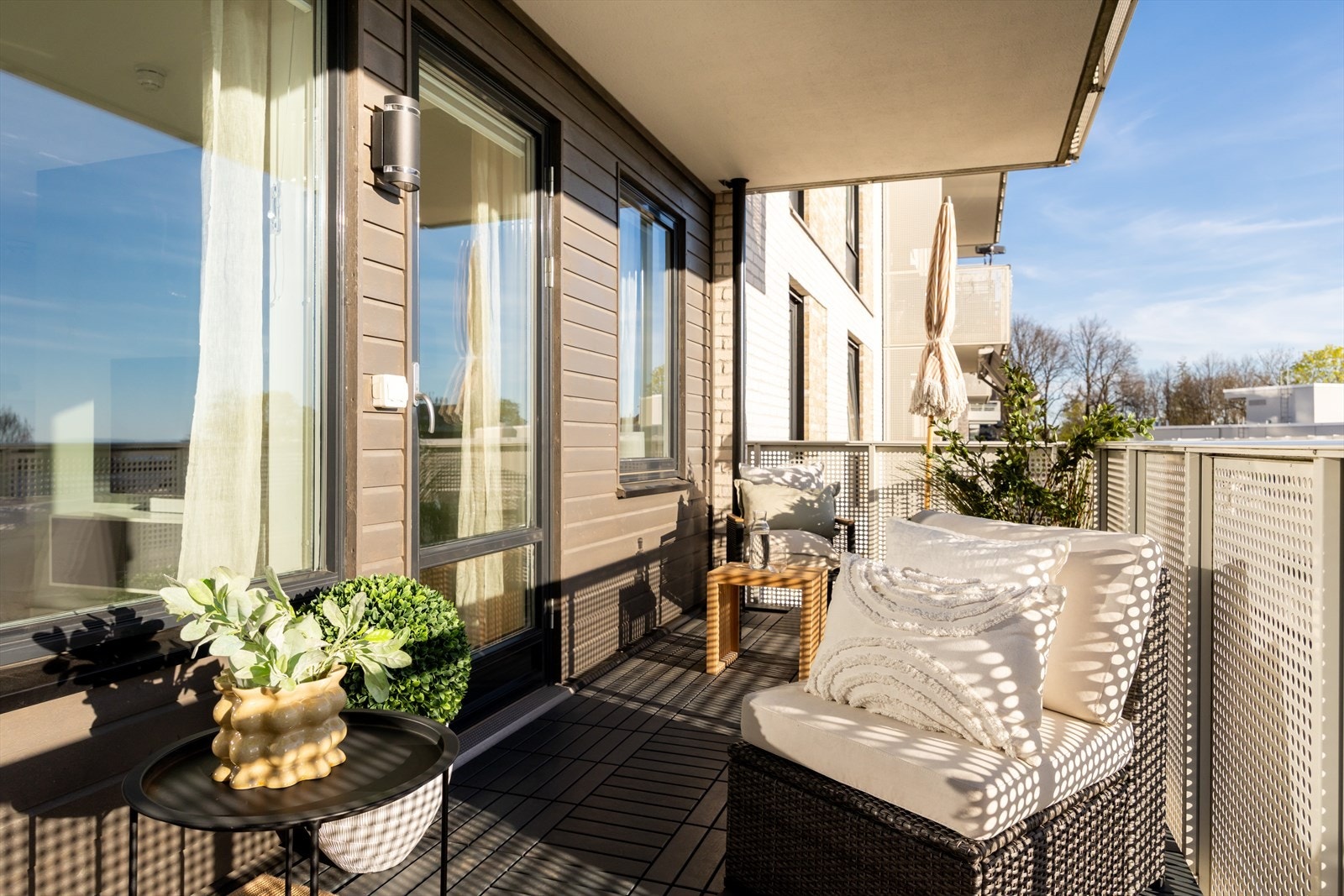 I vår- og sommerhalvåret blir balkongen en naturlig forlengelse av stuen, perfekt for hyggelige stunder med familie og venner. Galleribilde