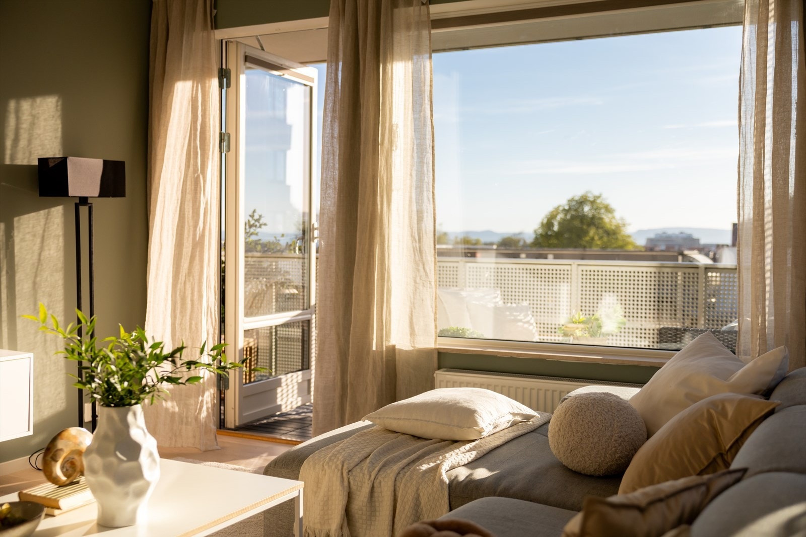 En lys og innbydende 4-roms leilighet med solrik balkong, garasjeplass m/el og meget attraktiv beliggenhet. Galleribilde
