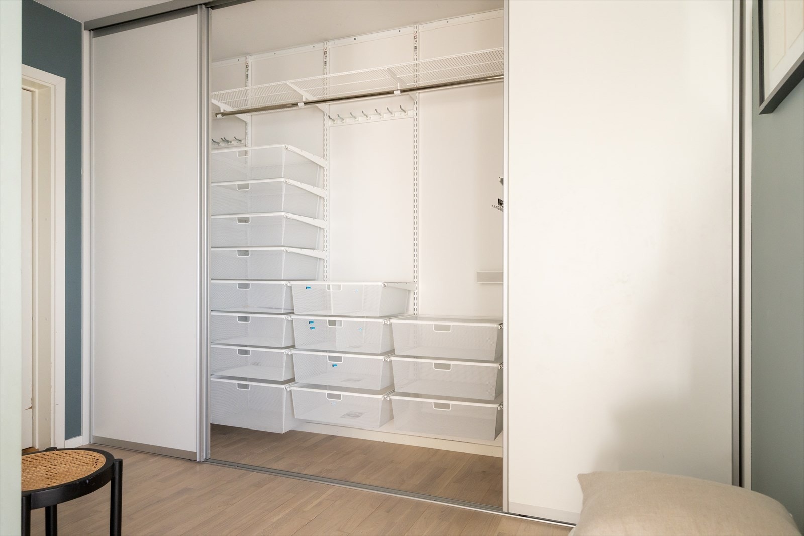 Leiligheten har en romslig entré med praktisk skyvedørsgarderobe. Galleribilde