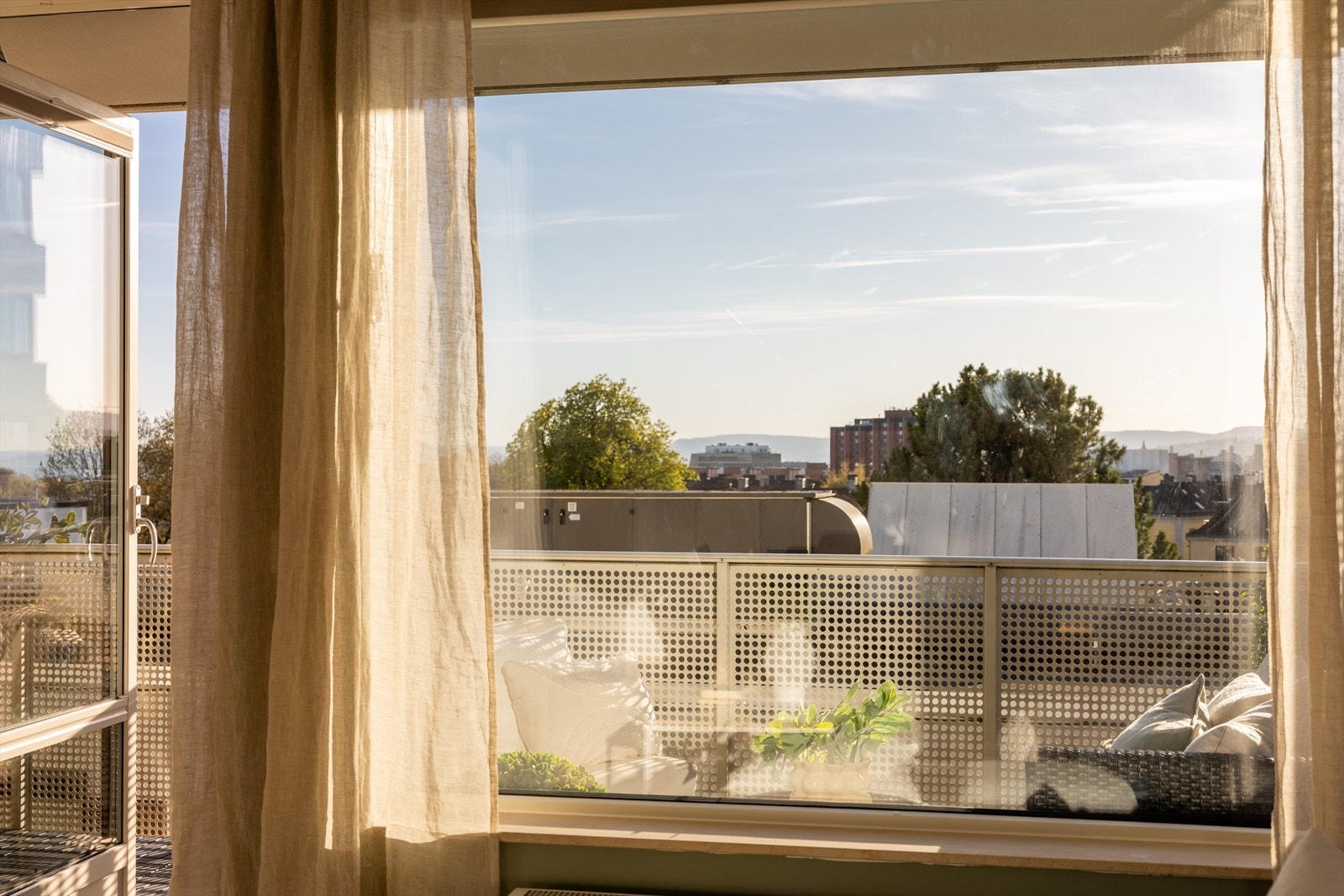 Leiligheten oppvarmes med radiatorer tilknyttet vannbåren varme. Galleribilde